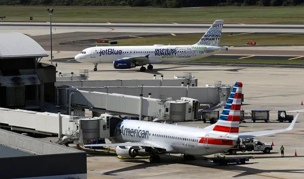 US Sues to Stop Deal Between American Airlines and JetBlue