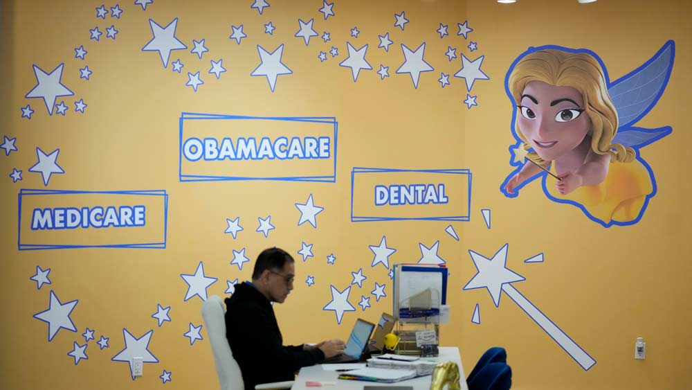 'Insurance Godmothers' Sign Up Latinos for Obamacare in Pro-Trump Areas as Trump Threatens Repeal