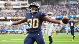 Herbert Throws 2 TD Passes Despite Hand Injury, Chargers Send Raiders to 6th Straight Loss, 31-14